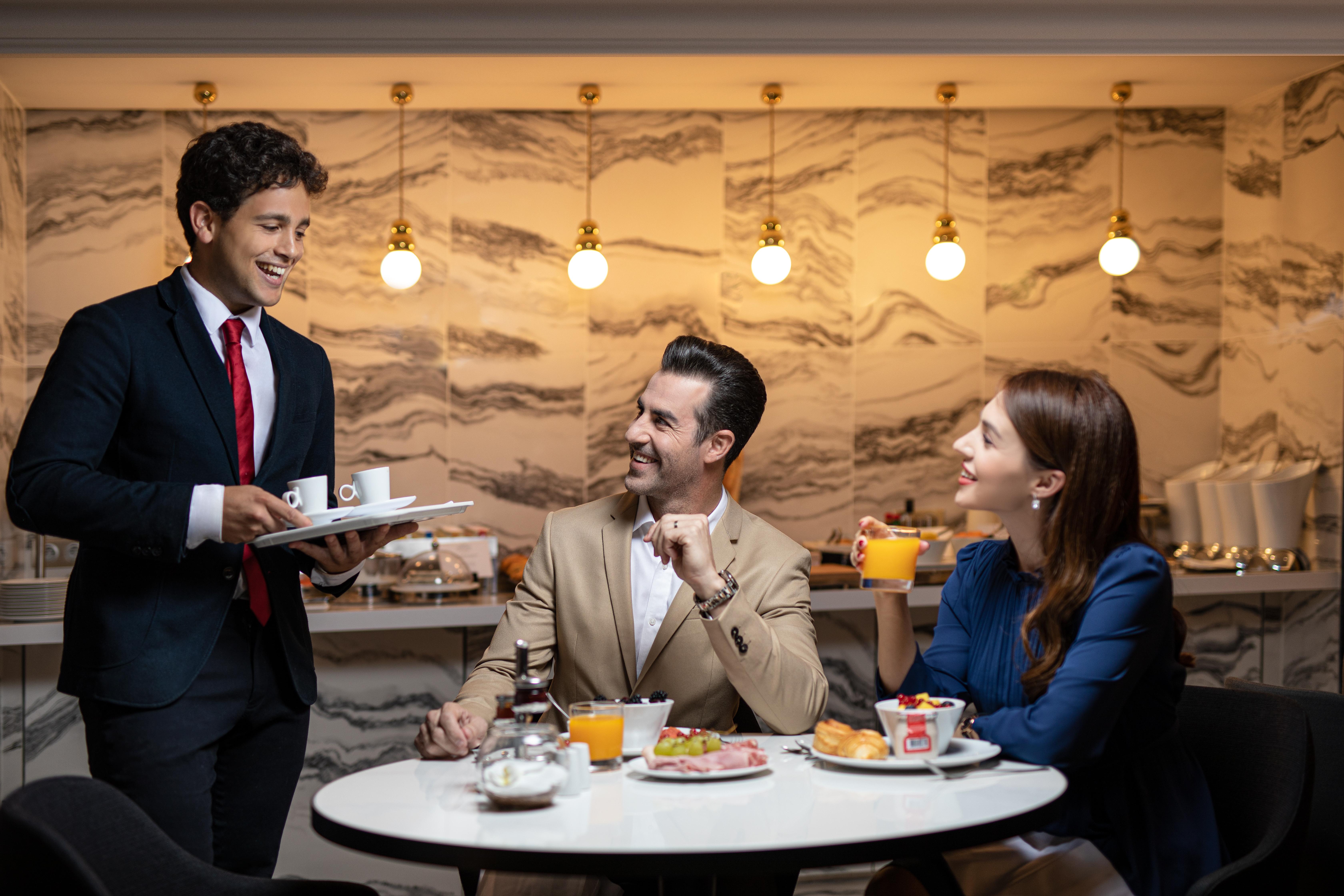 La Clef Champs-Elysees Paris By The Crest Collection Eksteriør billede A butler serving guests at the lounge