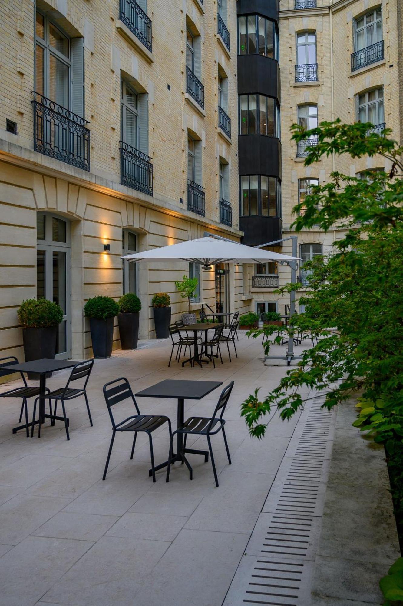 La Clef Champs-Elysees Paris By The Crest Collection Eksteriør billede The courtyard of the hotel